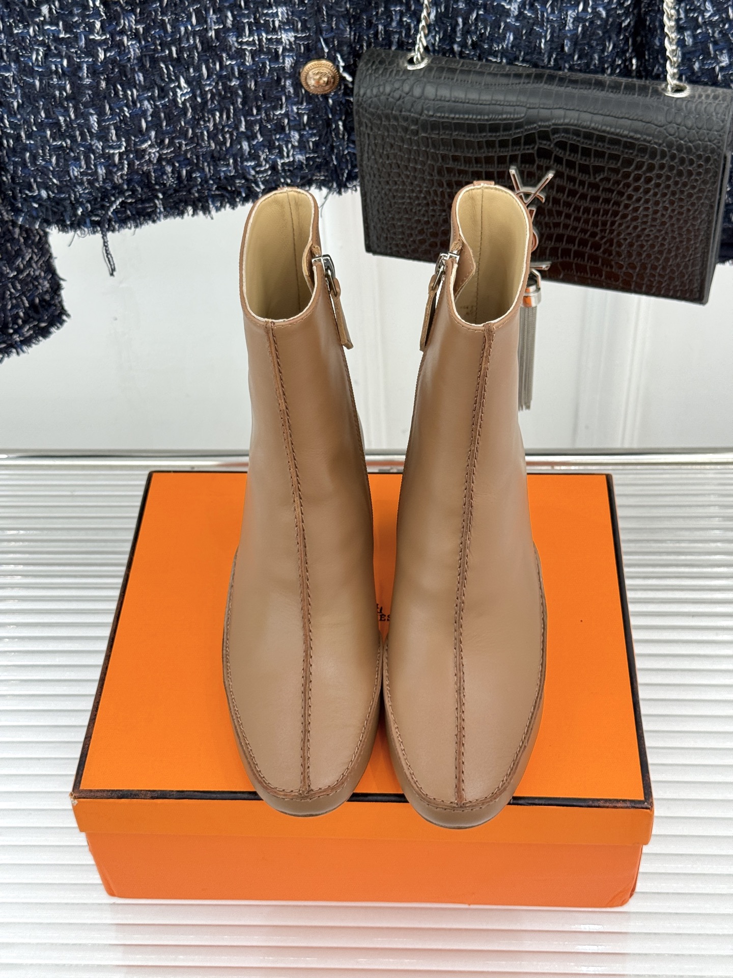 Hermès/爱马仕26WF新品 车线复古侧拉链粗跟短靴 侧拉链穿脱利落省心 明车线勾勒复古肌理 粗跟稳踏走路轻盈不累 