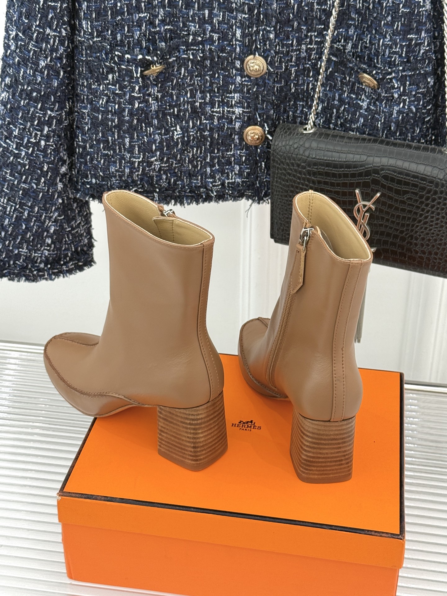 Hermès/爱马仕26WF新品 车线复古侧拉链粗跟短靴 侧拉链穿脱利落省心 明车线勾勒复古肌理 粗跟稳踏走路轻盈不累 
