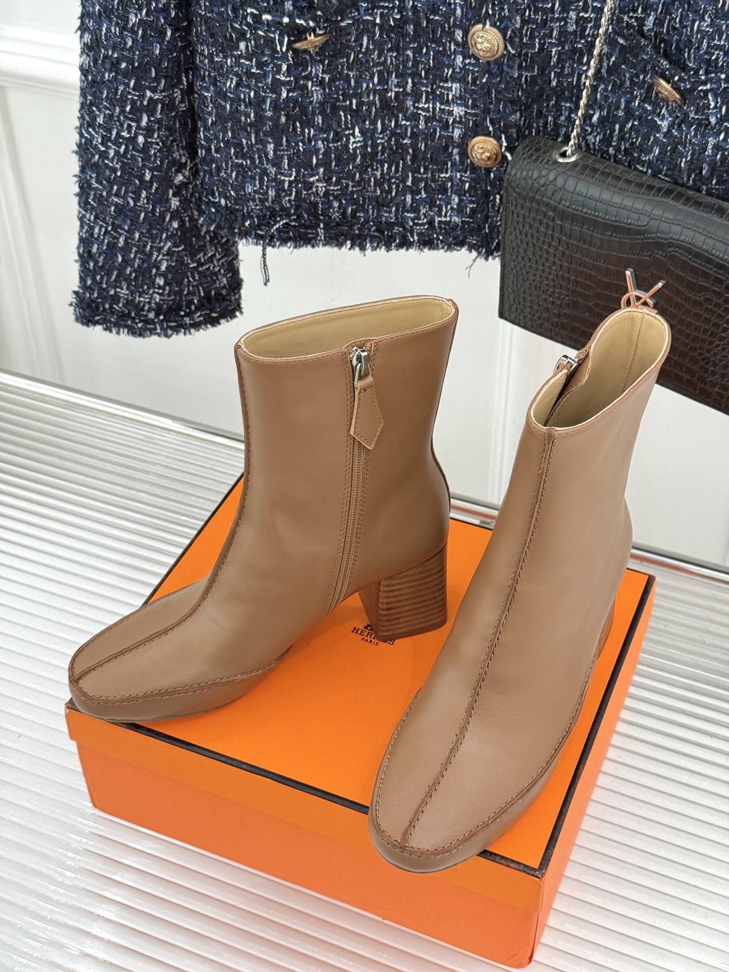 Hermès/爱马仕26WF新品 车线复古侧拉链粗跟短靴 侧拉链穿脱利落省心 明车线勾勒复古肌理 粗跟稳踏走路轻盈不累 