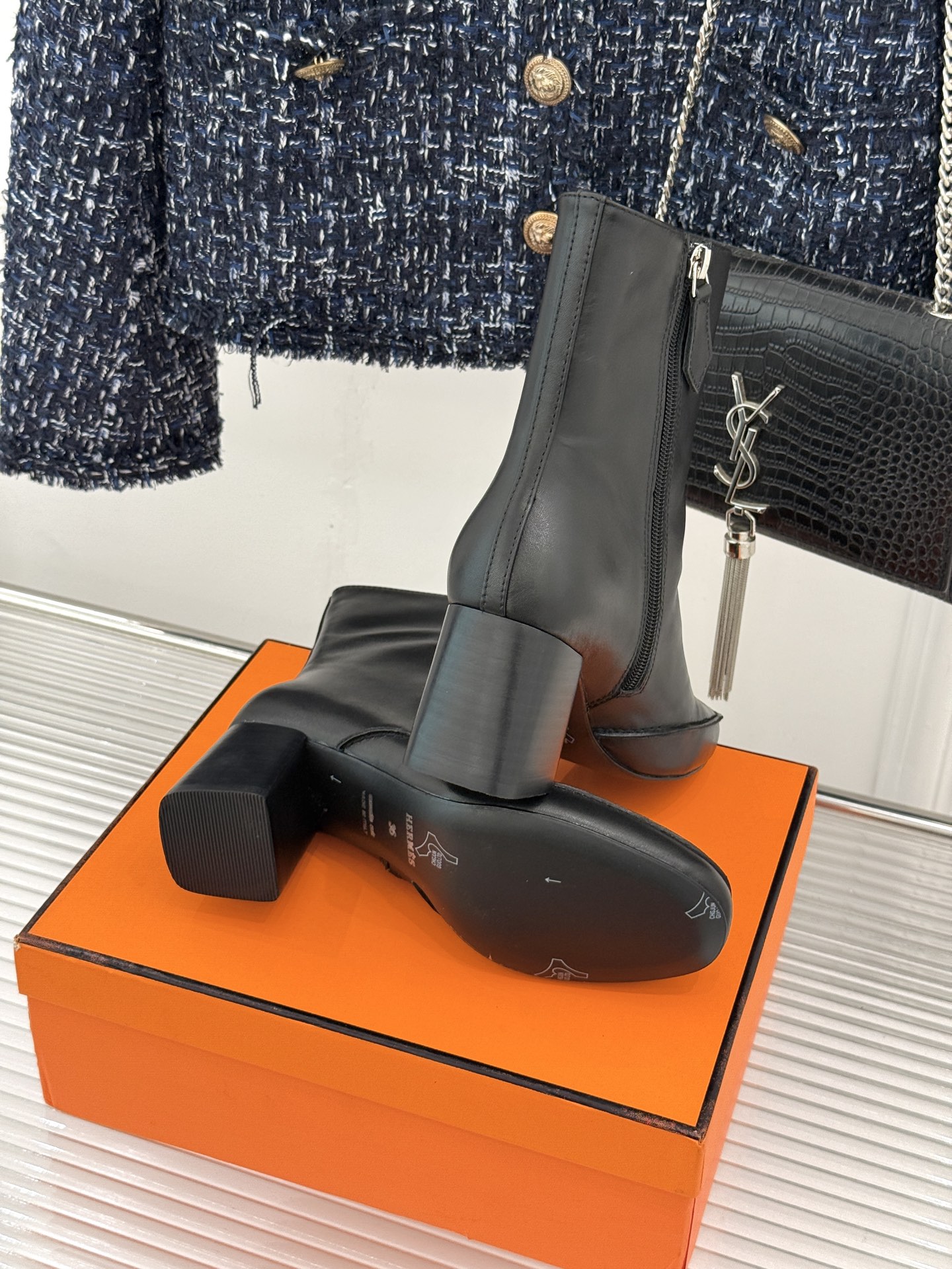 Hermès/爱马仕26WF新品 车线复古侧拉链粗跟短靴 侧拉链穿脱利落省心 明车线勾勒复古肌理 粗跟稳踏走路轻盈不累 