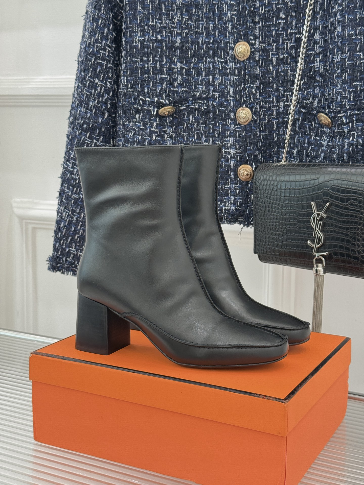 Hermès/爱马仕26WF新品 车线复古侧拉链粗跟短靴 侧拉链穿脱利落省心 明车线勾勒复古肌理 粗跟稳踏走路轻盈不累 