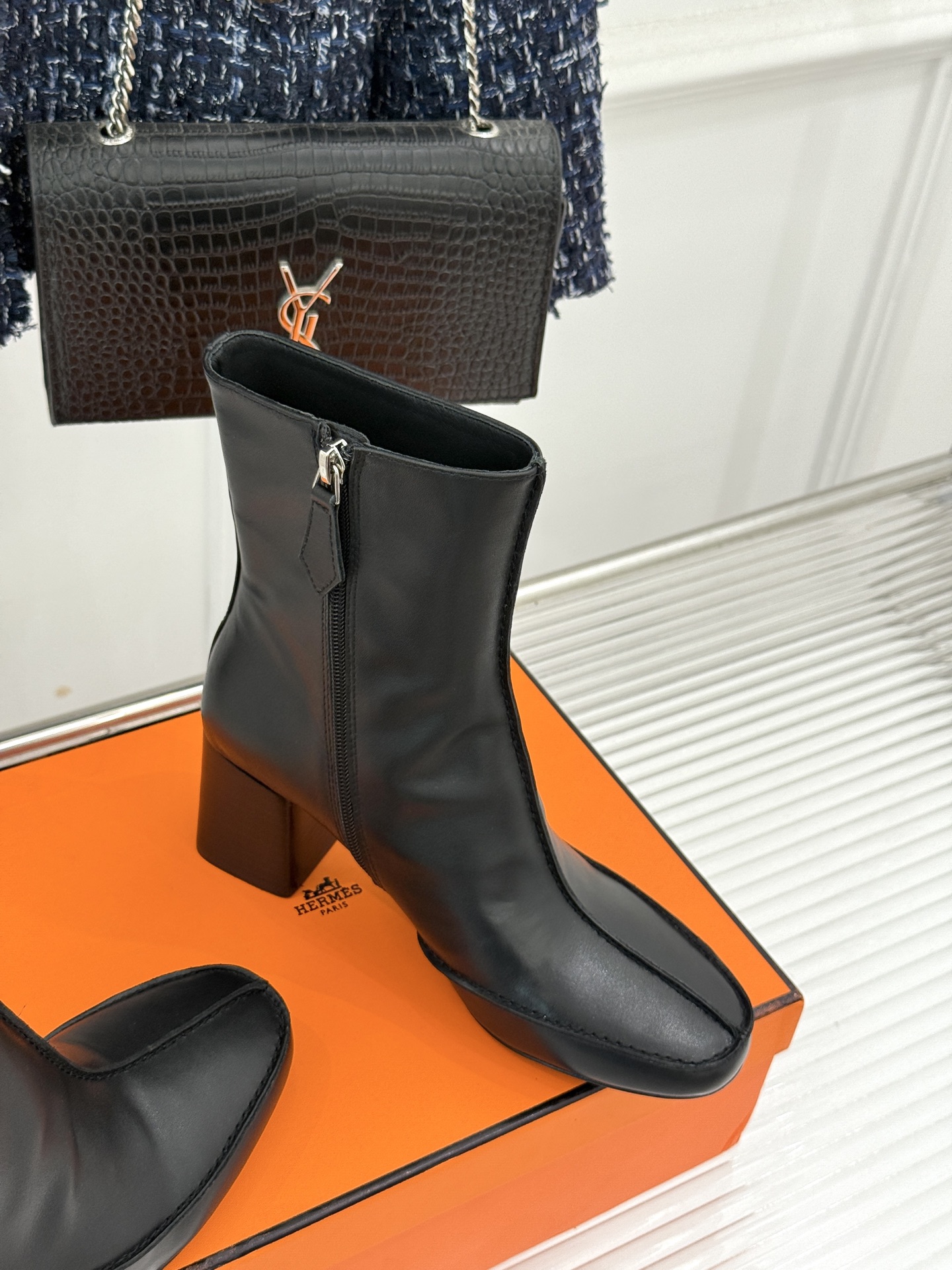 Hermès/爱马仕26WF新品 车线复古侧拉链粗跟短靴 侧拉链穿脱利落省心 明车线勾勒复古肌理 粗跟稳踏走路轻盈不累 