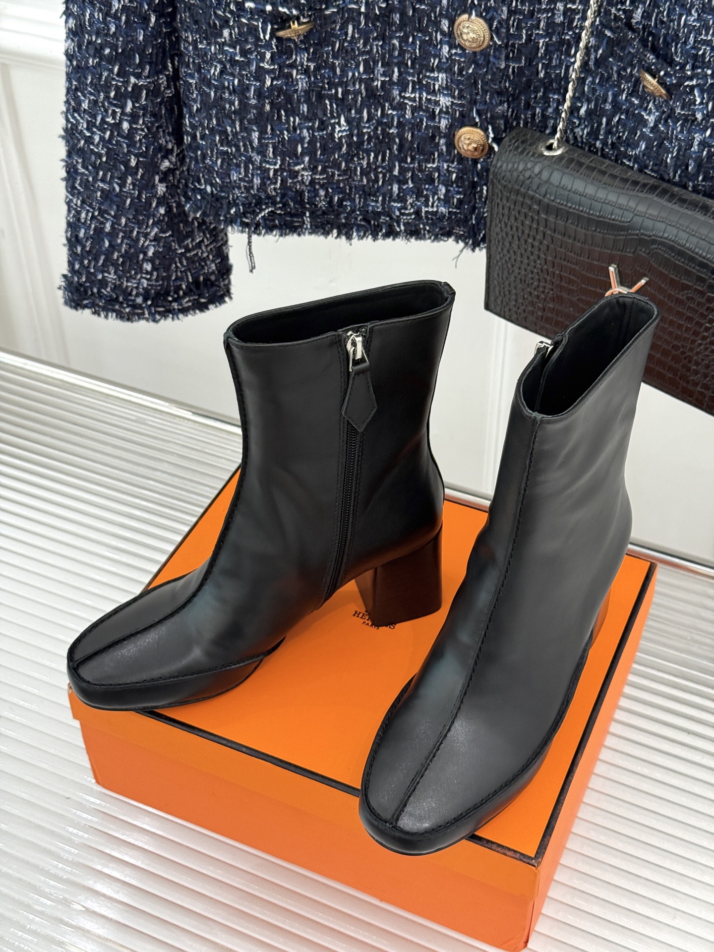 Hermès/爱马仕26WF新品 车线复古侧拉链粗跟短靴 侧拉链穿脱利落省心 明车线勾勒复古肌理 粗跟稳踏走路轻盈不累 