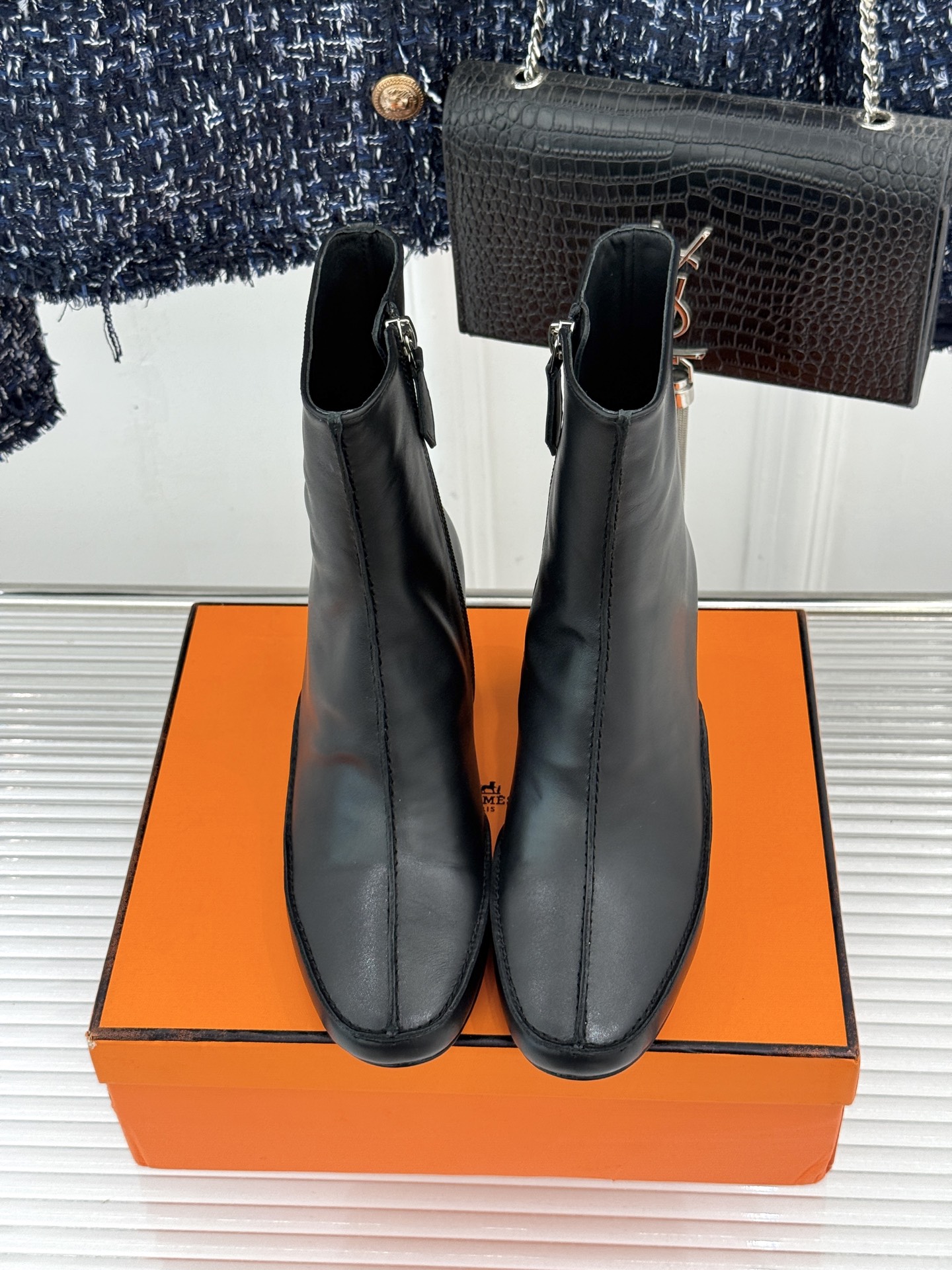 Hermès/爱马仕26WF新品 车线复古侧拉链粗跟短靴 侧拉链穿脱利落省心 明车线勾勒复古肌理 粗跟稳踏走路轻盈不累 