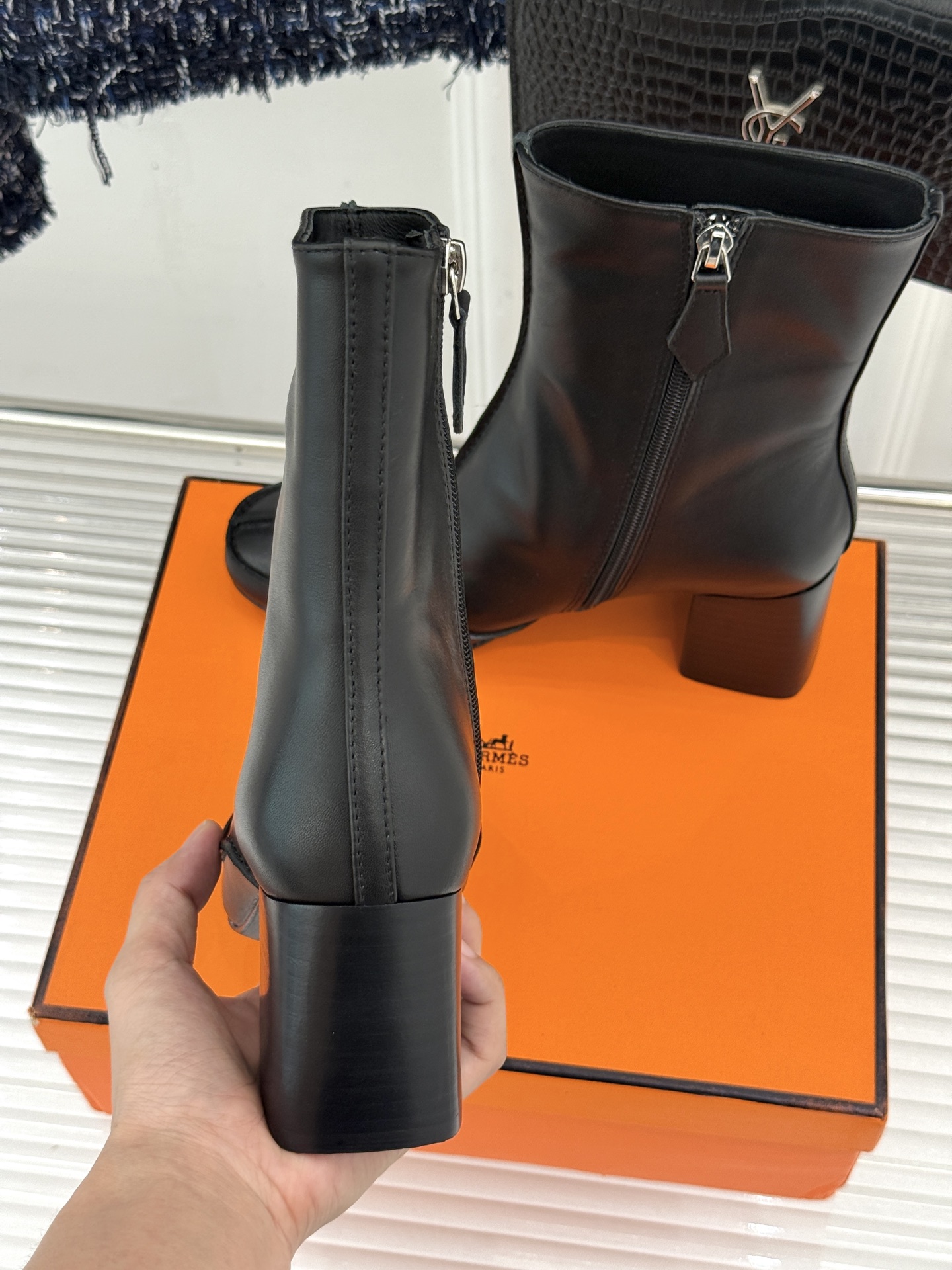 Hermès/爱马仕26WF新品 车线复古侧拉链粗跟短靴 侧拉链穿脱利落省心 明车线勾勒复古肌理 粗跟稳踏走路轻盈不累 