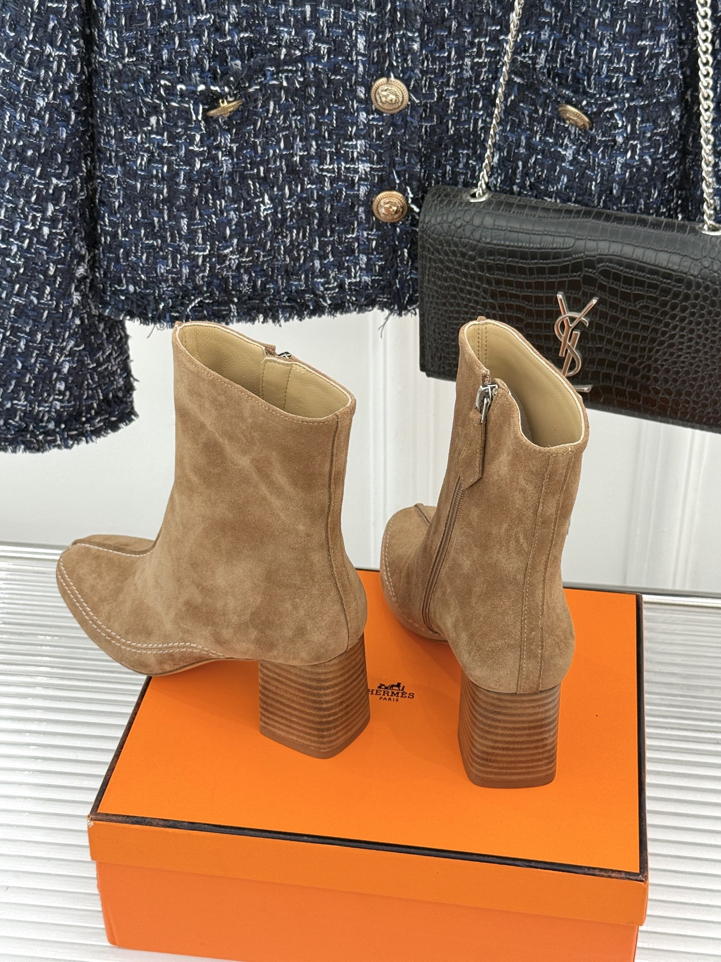 Hermès/爱马仕26WF新品 车线复古侧拉链粗跟短靴 侧拉链穿脱利落省心 明车线勾勒复古肌理 粗跟稳踏走路轻盈不累 Hermès/爱马仕26WF新品 车线复古侧拉链粗跟短靴 侧拉链穿脱利落省心 明车线勾勒复古肌理 粗跟稳踏走路轻盈不累