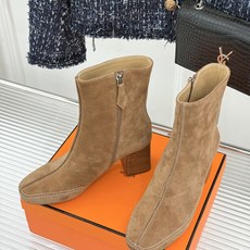 Hermès/爱马仕26WF新品 车线复古侧拉链粗跟短靴 侧拉链穿脱利落省心 明车线勾勒复古肌理 粗跟稳踏走路轻盈不累 Hermès/爱马仕26WF新品 车线复古侧拉链粗跟短靴 侧拉链穿脱利落省心 明车线勾勒复古肌理 粗跟稳踏走路轻盈不累