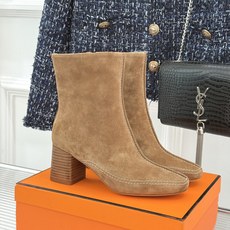 Hermès/爱马仕26WF新品 车线复古侧拉链粗跟短靴 侧拉链穿脱利落省心 明车线勾勒复古肌理 粗跟稳踏走路轻盈不累 Hermès/爱马仕26WF新品 车线复古侧拉链粗跟短靴 侧拉链穿脱利落省心 明车线勾勒复古肌理 粗跟稳踏走路轻盈不累