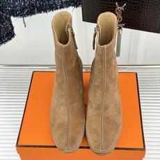 Hermès/爱马仕26WF新品 车线复古侧拉链粗跟短靴 侧拉链穿脱利落省心 明车线勾勒复古肌理 粗跟稳踏走路轻盈不累 Hermès/爱马仕26WF新品 车线复古侧拉链粗跟短靴 侧拉链穿脱利落省心 明车线勾勒复古肌理 粗跟稳踏走路轻盈不累