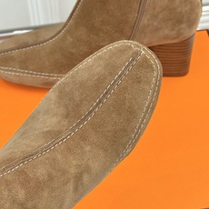 Hermès/爱马仕26WF新品 车线复古侧拉链粗跟短靴 侧拉链穿脱利落省心 明车线勾勒复古肌理 粗跟稳踏走路轻盈不累 Hermès/爱马仕26WF新品 车线复古侧拉链粗跟短靴 侧拉链穿脱利落省心 明车线勾勒复古肌理 粗跟稳踏走路轻盈不累