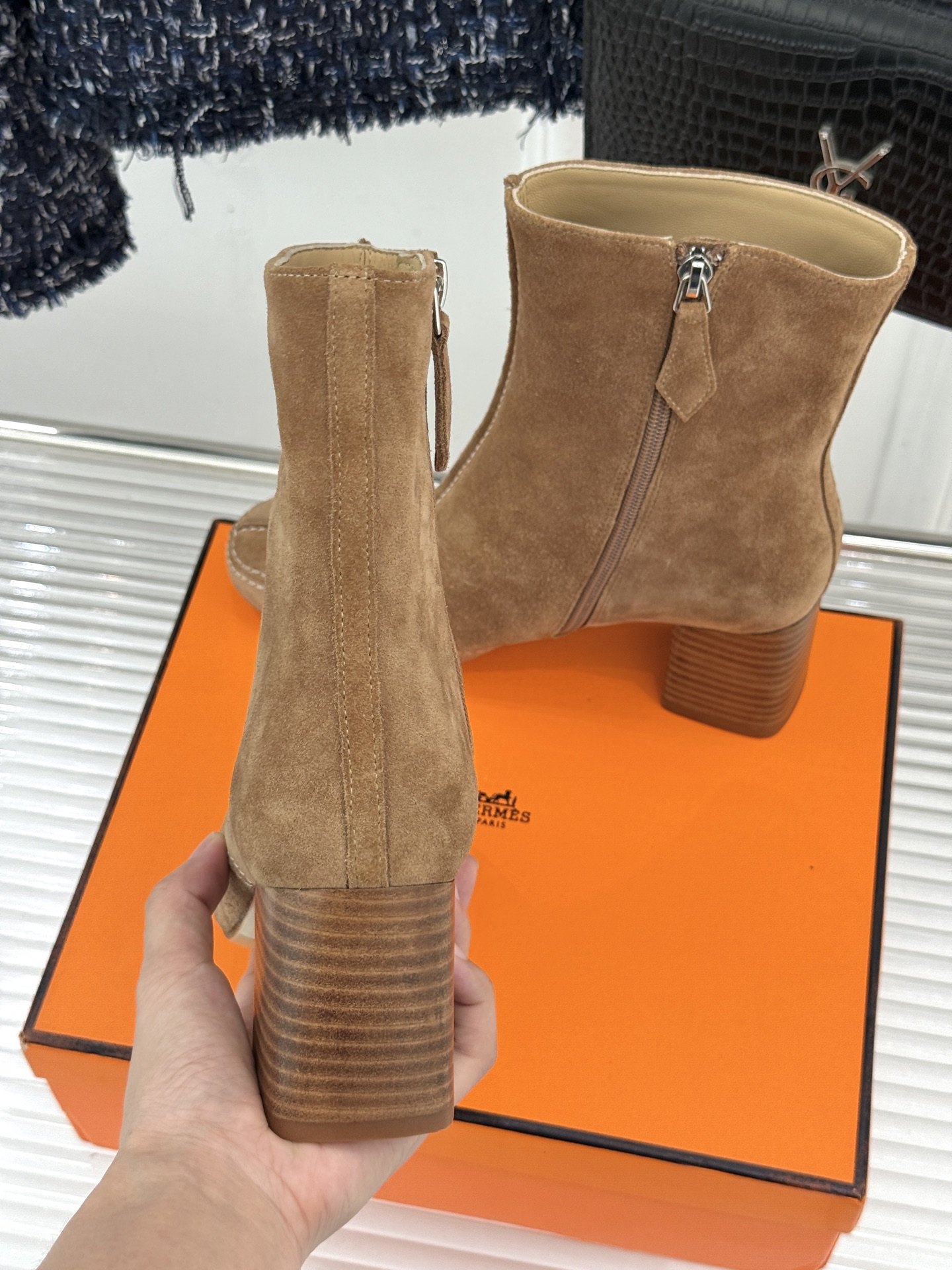 Hermès/爱马仕26WF新品 车线复古侧拉链粗跟短靴 侧拉链穿脱利落省心 明车线勾勒复古肌理 粗跟稳踏走路轻盈不累 Hermès/爱马仕26WF新品 车线复古侧拉链粗跟短靴 侧拉链穿脱利落省心 明车线勾勒复古肌理 粗跟稳踏走路轻盈不累