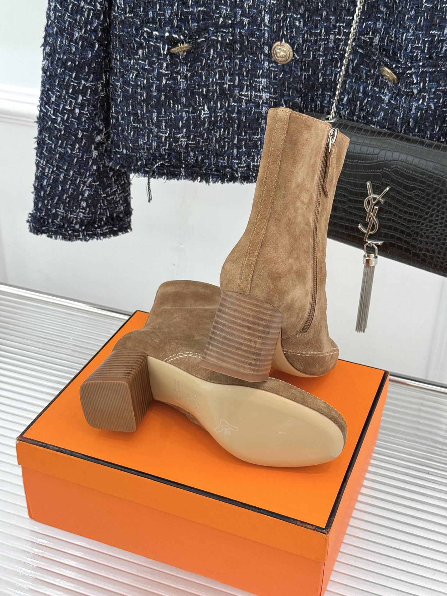 Hermès/爱马仕26WF新品 车线复古侧拉链粗跟短靴 侧拉链穿脱利落省心 明车线勾勒复古肌理 粗跟稳踏走路轻盈不累 Hermès/爱马仕26WF新品 车线复古侧拉链粗跟短靴 侧拉链穿脱利落省心 明车线勾勒复古肌理 粗跟稳踏走路轻盈不累