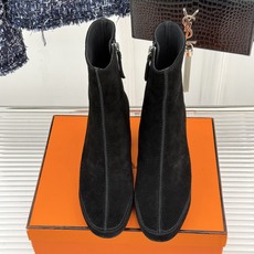 Hermès/爱马仕26WF新品 车线复古侧拉链粗跟短靴 侧拉链穿脱利落省心 明车线勾勒复古肌理 粗跟稳踏走路轻盈不累 Hermès/爱马仕26WF新品 车线复古侧拉链粗跟短靴 侧拉链穿脱利落省心 明车线勾勒复古肌理 粗跟稳踏走路轻盈不累