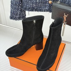 Hermès/爱马仕26WF新品 车线复古侧拉链粗跟短靴 侧拉链穿脱利落省心 明车线勾勒复古肌理 粗跟稳踏走路轻盈不累 Hermès/爱马仕26WF新品 车线复古侧拉链粗跟短靴 侧拉链穿脱利落省心 明车线勾勒复古肌理 粗跟稳踏走路轻盈不累