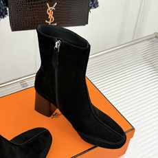 Hermès/爱马仕26WF新品 车线复古侧拉链粗跟短靴 侧拉链穿脱利落省心 明车线勾勒复古肌理 粗跟稳踏走路轻盈不累 Hermès/爱马仕26WF新品 车线复古侧拉链粗跟短靴 侧拉链穿脱利落省心 明车线勾勒复古肌理 粗跟稳踏走路轻盈不累