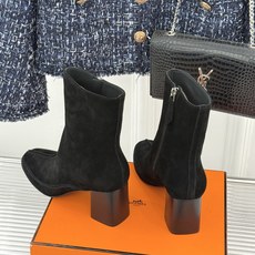 Hermès/爱马仕26WF新品 车线复古侧拉链粗跟短靴 侧拉链穿脱利落省心 明车线勾勒复古肌理 粗跟稳踏走路轻盈不累 Hermès/爱马仕26WF新品 车线复古侧拉链粗跟短靴 侧拉链穿脱利落省心 明车线勾勒复古肌理 粗跟稳踏走路轻盈不累
