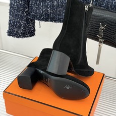 Hermès/爱马仕26WF新品 车线复古侧拉链粗跟短靴 侧拉链穿脱利落省心 明车线勾勒复古肌理 粗跟稳踏走路轻盈不累 Hermès/爱马仕26WF新品 车线复古侧拉链粗跟短靴 侧拉链穿脱利落省心 明车线勾勒复古肌理 粗跟稳踏走路轻盈不累