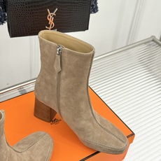 Hermès/爱马仕26WF新品 车线复古侧拉链粗跟短靴 侧拉链穿脱利落省心 明车线勾勒复古肌理 粗跟稳踏走路轻盈不累 Hermès/爱马仕26WF新品 车线复古侧拉链粗跟短靴 侧拉链穿脱利落省心 明车线勾勒复古肌理 粗跟稳踏走路轻盈不累