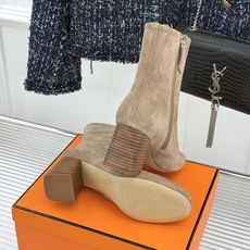 Hermès/爱马仕26WF新品 车线复古侧拉链粗跟短靴 侧拉链穿脱利落省心 明车线勾勒复古肌理 粗跟稳踏走路轻盈不累 Hermès/爱马仕26WF新品 车线复古侧拉链粗跟短靴 侧拉链穿脱利落省心 明车线勾勒复古肌理 粗跟稳踏走路轻盈不累