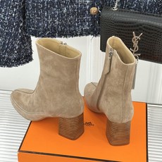 Hermès/爱马仕26WF新品 车线复古侧拉链粗跟短靴 侧拉链穿脱利落省心 明车线勾勒复古肌理 粗跟稳踏走路轻盈不累 Hermès/爱马仕26WF新品 车线复古侧拉链粗跟短靴 侧拉链穿脱利落省心 明车线勾勒复古肌理 粗跟稳踏走路轻盈不累