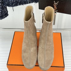 Hermès/爱马仕26WF新品 车线复古侧拉链粗跟短靴 侧拉链穿脱利落省心 明车线勾勒复古肌理 粗跟稳踏走路轻盈不累 Hermès/爱马仕26WF新品 车线复古侧拉链粗跟短靴 侧拉链穿脱利落省心 明车线勾勒复古肌理 粗跟稳踏走路轻盈不累