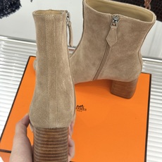 Hermès/爱马仕26WF新品 车线复古侧拉链粗跟短靴 侧拉链穿脱利落省心 明车线勾勒复古肌理 粗跟稳踏走路轻盈不累 Hermès/爱马仕26WF新品 车线复古侧拉链粗跟短靴 侧拉链穿脱利落省心 明车线勾勒复古肌理 粗跟稳踏走路轻盈不累