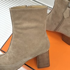 Hermès/爱马仕26WF新品 车线复古侧拉链粗跟短靴 侧拉链穿脱利落省心 明车线勾勒复古肌理 粗跟稳踏走路轻盈不累 Hermès/爱马仕26WF新品 车线复古侧拉链粗跟短靴 侧拉链穿脱利落省心 明车线勾勒复古肌理 粗跟稳踏走路轻盈不累