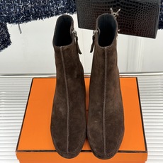 Hermès/爱马仕26WF新品 车线复古侧拉链粗跟短靴 侧拉链穿脱利落省心 明车线勾勒复古肌理 粗跟稳踏走路轻盈不累 Hermès/爱马仕26WF新品 车线复古侧拉链粗跟短靴 侧拉链穿脱利落省心 明车线勾勒复古肌理 粗跟稳踏走路轻盈不累