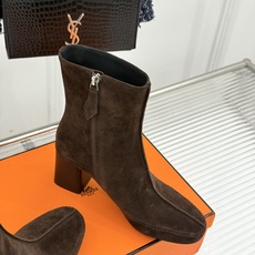 Hermès/爱马仕26WF新品 车线复古侧拉链粗跟短靴 侧拉链穿脱利落省心 明车线勾勒复古肌理 粗跟稳踏走路轻盈不累 Hermès/爱马仕26WF新品 车线复古侧拉链粗跟短靴 侧拉链穿脱利落省心 明车线勾勒复古肌理 粗跟稳踏走路轻盈不累