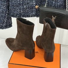 Hermès/爱马仕26WF新品 车线复古侧拉链粗跟短靴 侧拉链穿脱利落省心 明车线勾勒复古肌理 粗跟稳踏走路轻盈不累 Hermès/爱马仕26WF新品 车线复古侧拉链粗跟短靴 侧拉链穿脱利落省心 明车线勾勒复古肌理 粗跟稳踏走路轻盈不累