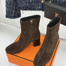 Hermès/爱马仕26WF新品 车线复古侧拉链粗跟短靴 侧拉链穿脱利落省心 明车线勾勒复古肌理 粗跟稳踏走路轻盈不累 Hermès/爱马仕26WF新品 车线复古侧拉链粗跟短靴 侧拉链穿脱利落省心 明车线勾勒复古肌理 粗跟稳踏走路轻盈不累