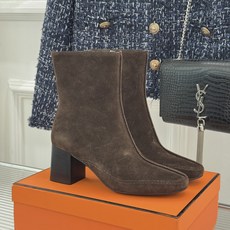 Hermès/爱马仕26WF新品 车线复古侧拉链粗跟短靴 侧拉链穿脱利落省心 明车线勾勒复古肌理 粗跟稳踏走路轻盈不累 Hermès/爱马仕26WF新品 车线复古侧拉链粗跟短靴 侧拉链穿脱利落省心 明车线勾勒复古肌理 粗跟稳踏走路轻盈不累