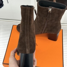 Hermès/爱马仕26WF新品 车线复古侧拉链粗跟短靴 侧拉链穿脱利落省心 明车线勾勒复古肌理 粗跟稳踏走路轻盈不累 Hermès/爱马仕26WF新品 车线复古侧拉链粗跟短靴 侧拉链穿脱利落省心 明车线勾勒复古肌理 粗跟稳踏走路轻盈不累