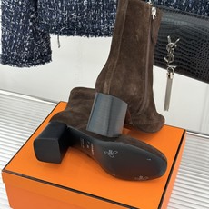 Hermès/爱马仕26WF新品 车线复古侧拉链粗跟短靴 侧拉链穿脱利落省心 明车线勾勒复古肌理 粗跟稳踏走路轻盈不累 Hermès/爱马仕26WF新品 车线复古侧拉链粗跟短靴 侧拉链穿脱利落省心 明车线勾勒复古肌理 粗跟稳踏走路轻盈不累