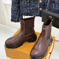 L*V驴家26WF秋冬新品 厚底切尔西短靴 厚底悄悄拔高腿型比例 老花压纹承续品牌经典 牛皮肌理细腻高级感拉满 弹力侧围 L*V驴家26WF秋冬新品 厚底切尔西短靴 厚底悄悄拔高腿型比例 老花压纹承续品牌经典 牛皮肌理细腻高级感拉满 弹力侧围