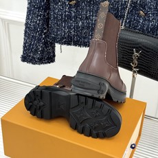 L*V驴家26WF秋冬新品 厚底切尔西短靴 厚底悄悄拔高腿型比例 老花压纹承续品牌经典 牛皮肌理细腻高级感拉满 弹力侧围 L*V驴家26WF秋冬新品 厚底切尔西短靴 厚底悄悄拔高腿型比例 老花压纹承续品牌经典 牛皮肌理细腻高级感拉满 弹力侧围