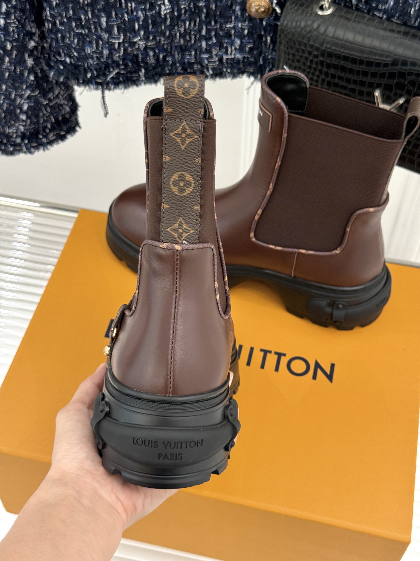 L*V驴家26WF秋冬新品 厚底切尔西短靴 厚底悄悄拔高腿型比例 老花压纹承续品牌经典 牛皮肌理细腻高级感拉满 弹力侧围 L*V驴家26WF秋冬新品 厚底切尔西短靴 厚底悄悄拔高腿型比例 老花压纹承续品牌经典 牛皮肌理细腻高级感拉满 弹力侧围