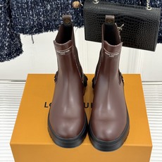 L*V驴家26WF秋冬新品 厚底切尔西短靴 厚底悄悄拔高腿型比例 老花压纹承续品牌经典 牛皮肌理细腻高级感拉满 弹力侧围 L*V驴家26WF秋冬新品 厚底切尔西短靴 厚底悄悄拔高腿型比例 老花压纹承续品牌经典 牛皮肌理细腻高级感拉满 弹力侧围
