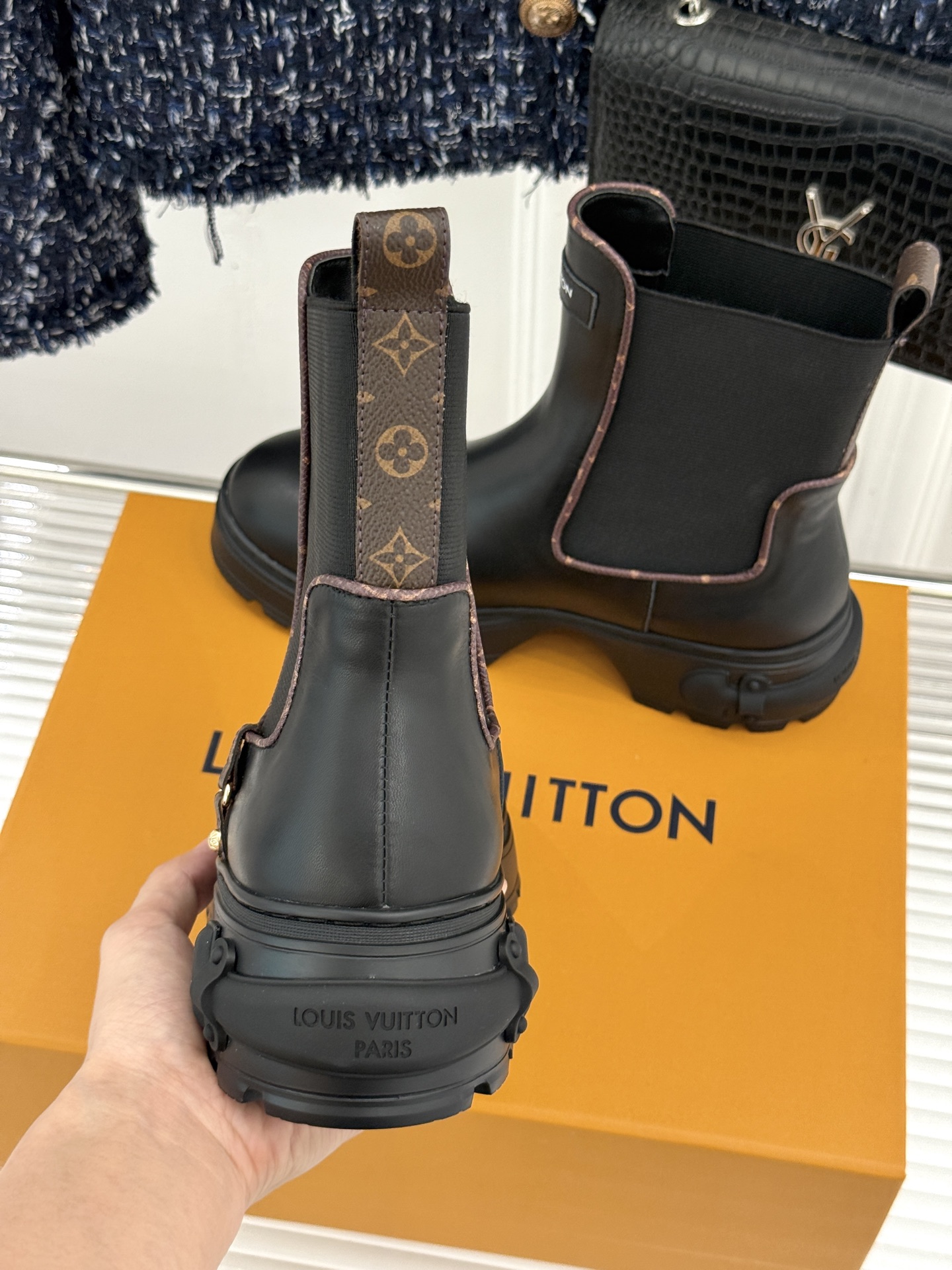 L*V驴家26WF秋冬新品 厚底切尔西短靴 厚底悄悄拔高腿型比例 老花压纹承续品牌经典 牛皮肌理细腻高级感拉满 弹力侧围 L*V驴家26WF秋冬新品 厚底切尔西短靴 厚底悄悄拔高腿型比例 老花压纹承续品牌经典 牛皮肌理细腻高级感拉满 弹力侧围