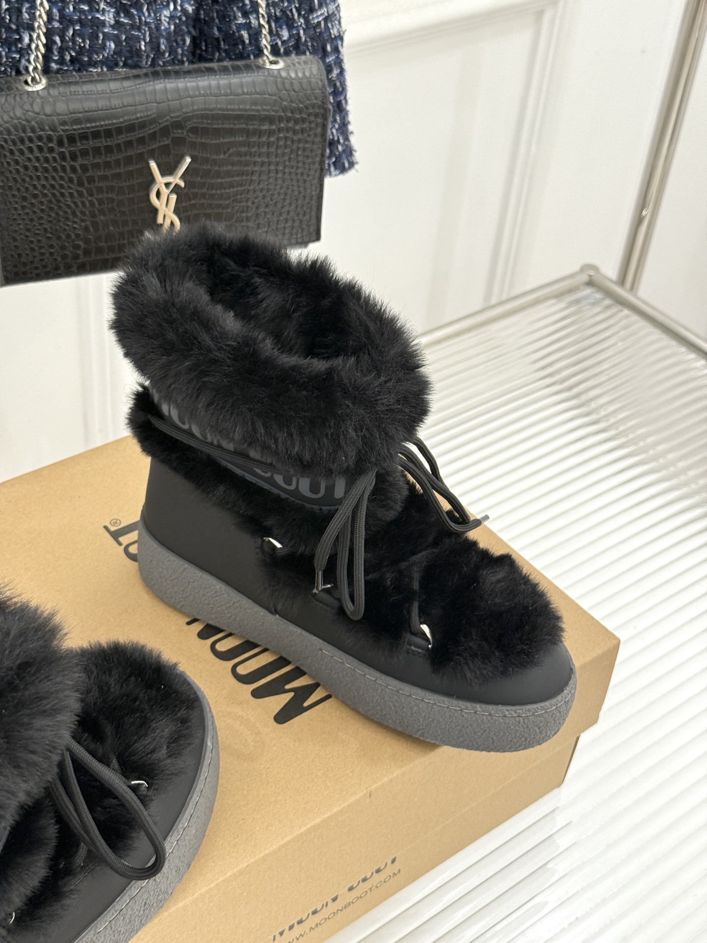 Moon Boot 26WF秋冬新品 厚底绑带毛毛月亮靴雪地靴 绑带缠出复古未来腔调 厚底悄悄拔高腿型比例 毛毛裹住满格 Moon Boot 26WF秋冬新品 厚底绑带毛毛月亮靴雪地靴 绑带缠出复古未来腔调 厚底悄悄拔高腿型比例 毛毛裹住满格
