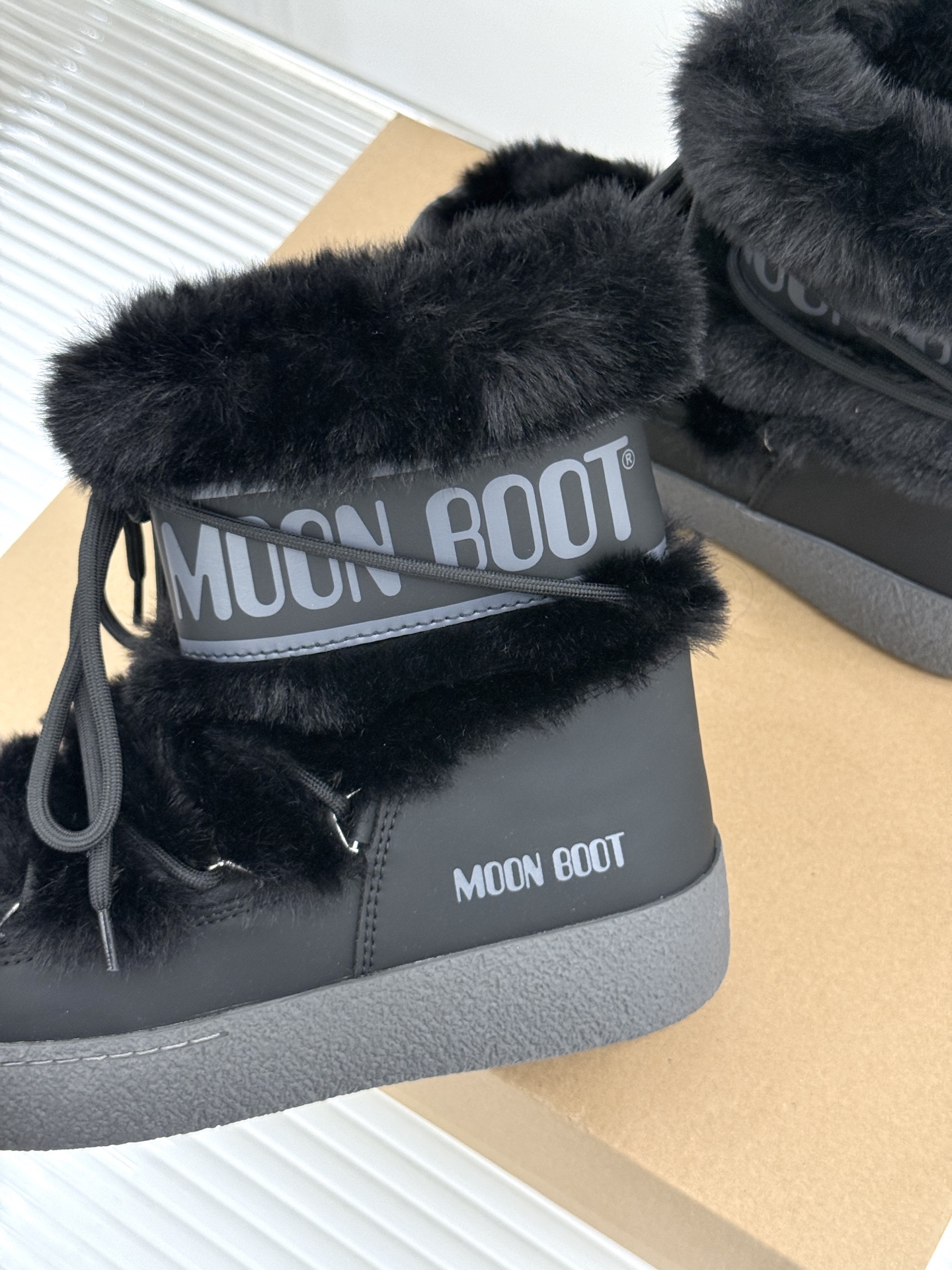 Moon Boot 26WF秋冬新品 厚底绑带毛毛月亮靴雪地靴 绑带缠出复古未来腔调 厚底悄悄拔高腿型比例 毛毛裹住满格 Moon Boot 26WF秋冬新品 厚底绑带毛毛月亮靴雪地靴 绑带缠出复古未来腔调 厚底悄悄拔高腿型比例 毛毛裹住满格