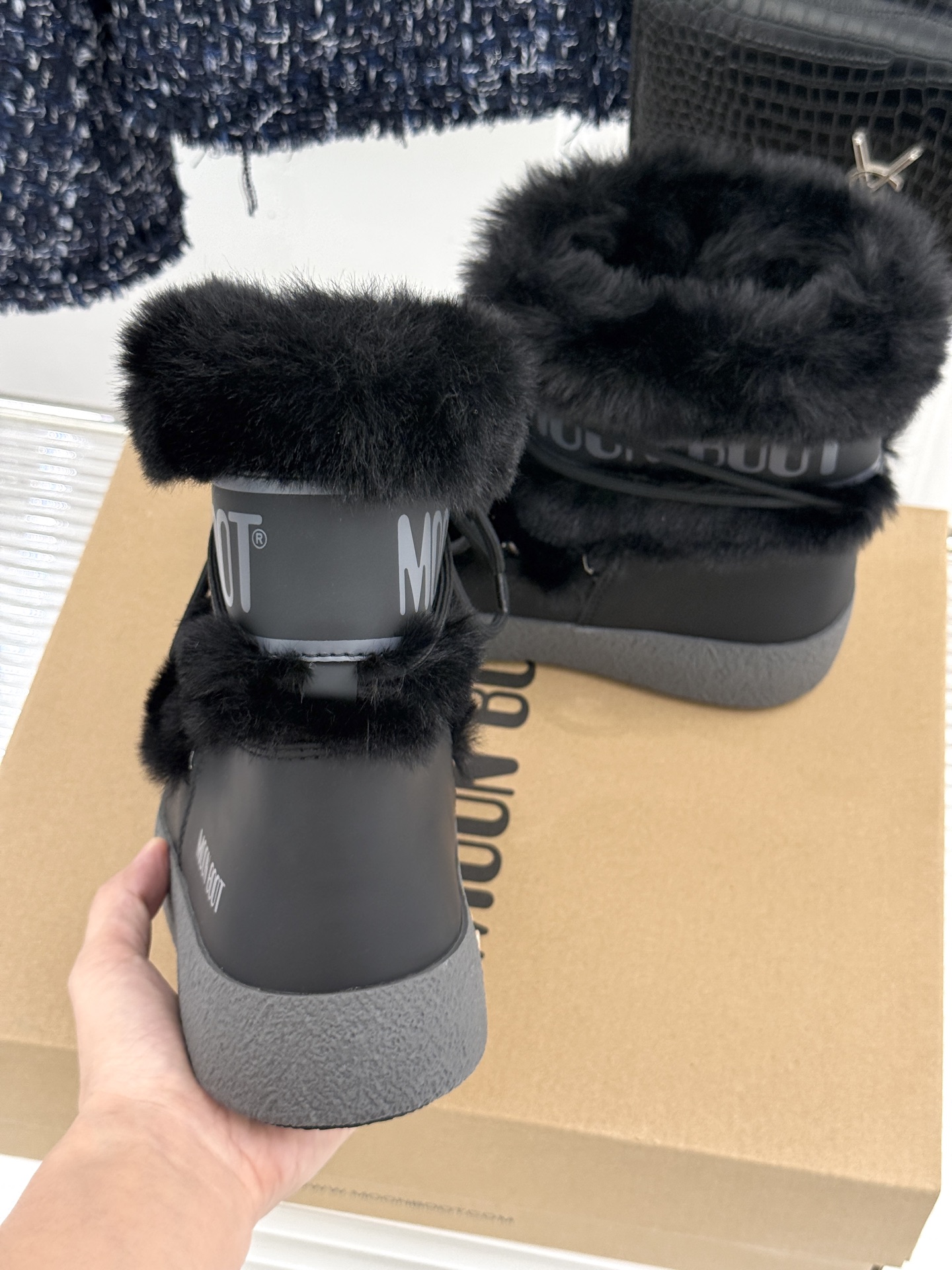 Moon Boot 26WF秋冬新品 厚底绑带毛毛月亮靴雪地靴 绑带缠出复古未来腔调 厚底悄悄拔高腿型比例 毛毛裹住满格 Moon Boot 26WF秋冬新品 厚底绑带毛毛月亮靴雪地靴 绑带缠出复古未来腔调 厚底悄悄拔高腿型比例 毛毛裹住满格