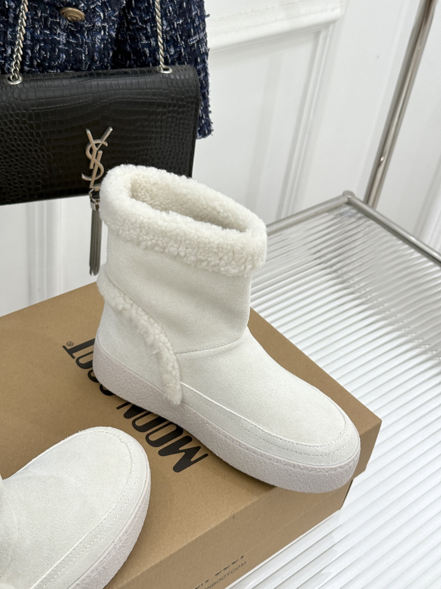 Moon Boot 26WF秋冬新品 皮毛一体厚底翻边雪地靴 皮毛一体裹住冬日暖意 厚底悄悄拔高腿型比例 翻边解锁两穿时