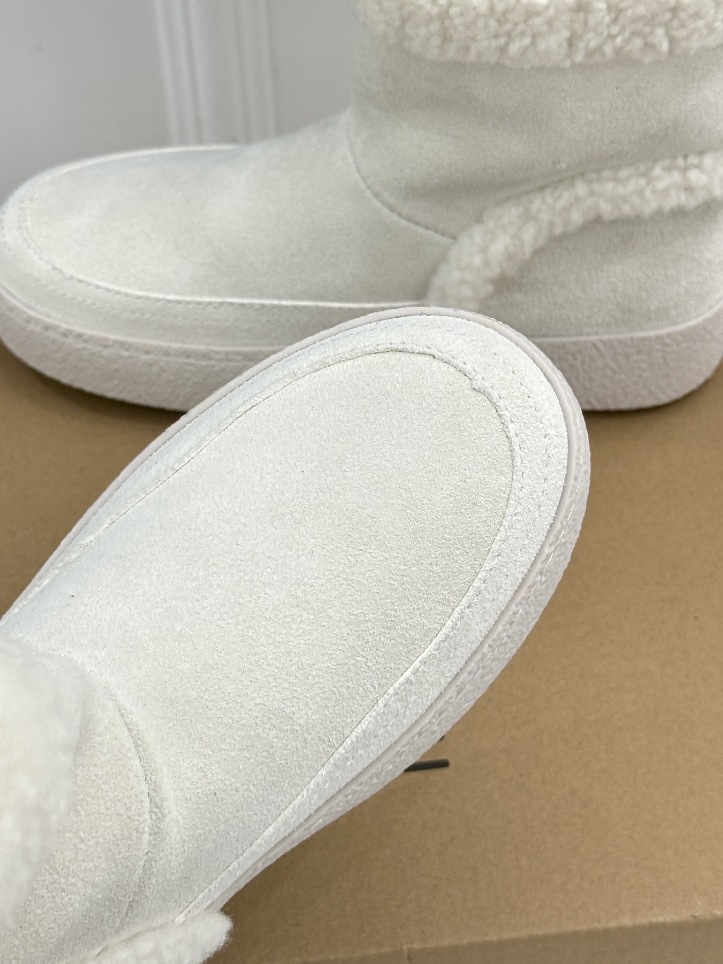 Moon Boot 26WF秋冬新品 皮毛一体厚底翻边雪地靴 皮毛一体裹住冬日暖意 厚底悄悄拔高腿型比例 翻边解锁两穿时