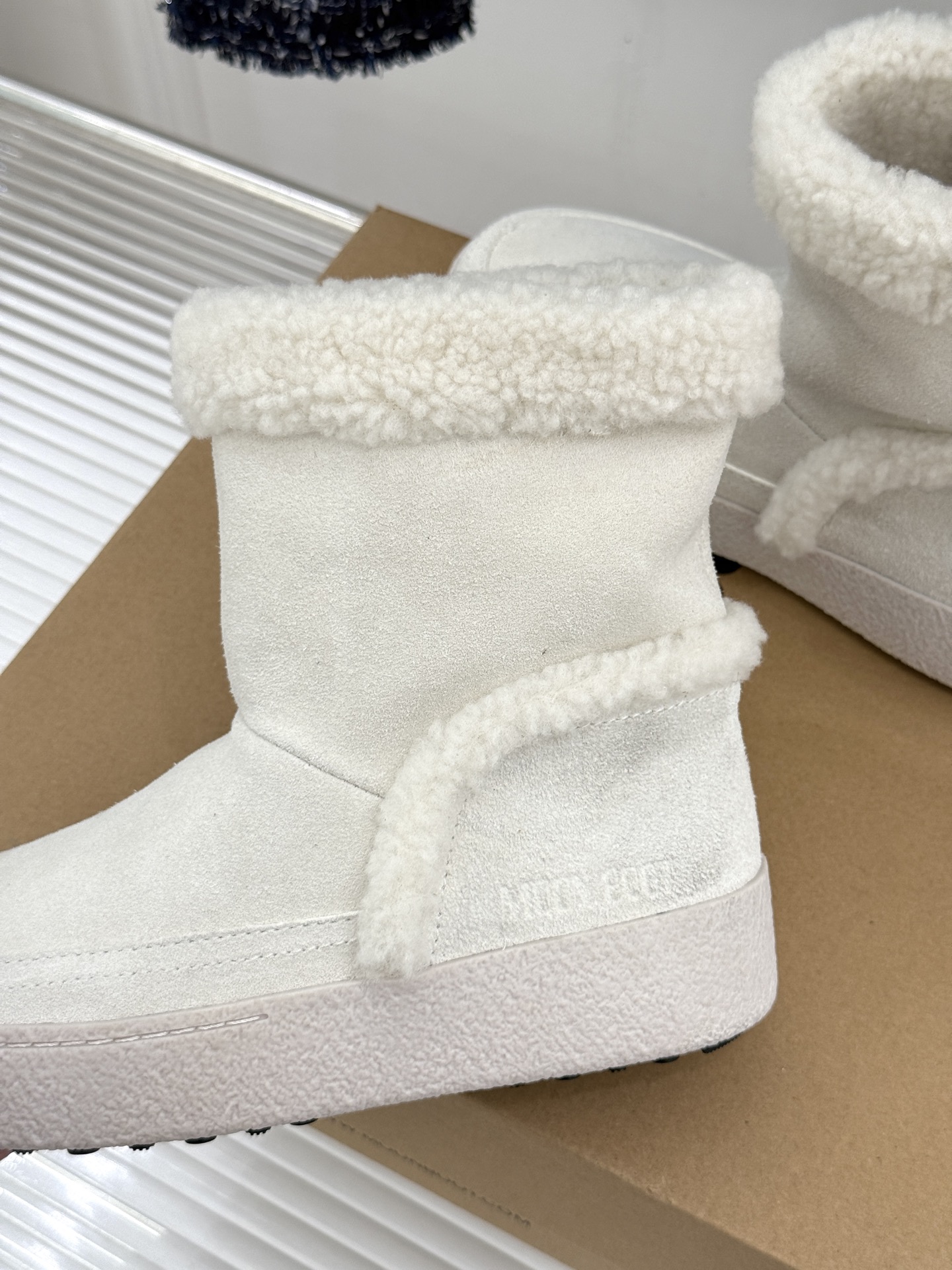 Moon Boot 26WF秋冬新品 皮毛一体厚底翻边雪地靴 皮毛一体裹住冬日暖意 厚底悄悄拔高腿型比例 翻边解锁两穿时
