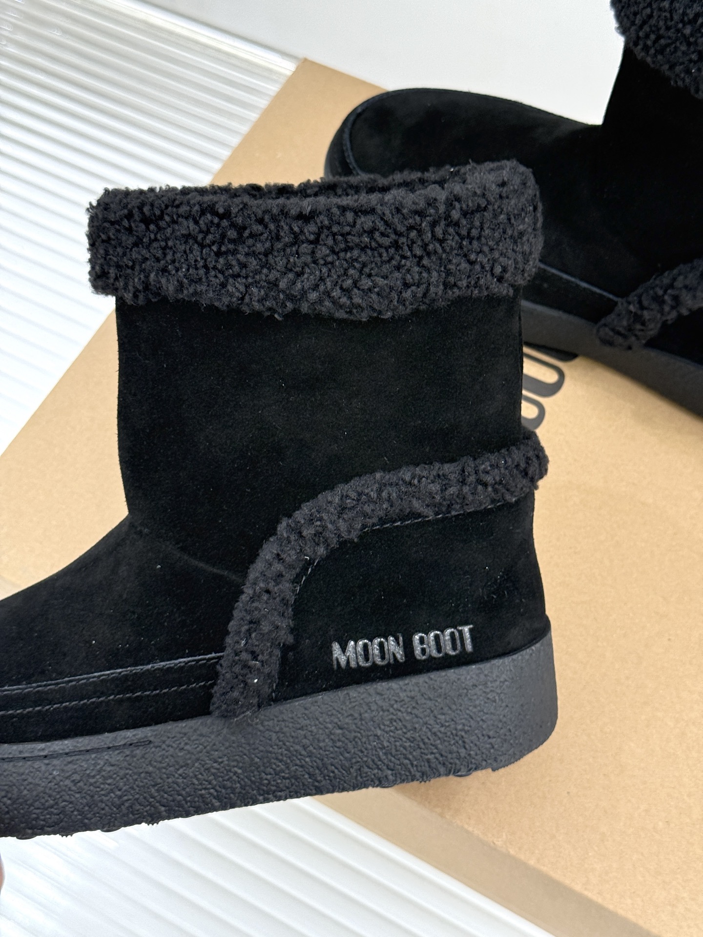 Moon Boot 26WF秋冬新品 皮毛一体厚底翻边雪地靴 皮毛一体裹住冬日暖意 厚底悄悄拔高腿型比例 翻边解锁两穿时 Moon Boot 26WF秋冬新品 皮毛一体厚底翻边雪地靴 皮毛一体裹住冬日暖意 厚底悄悄拔高腿型比例 翻边解锁两穿时