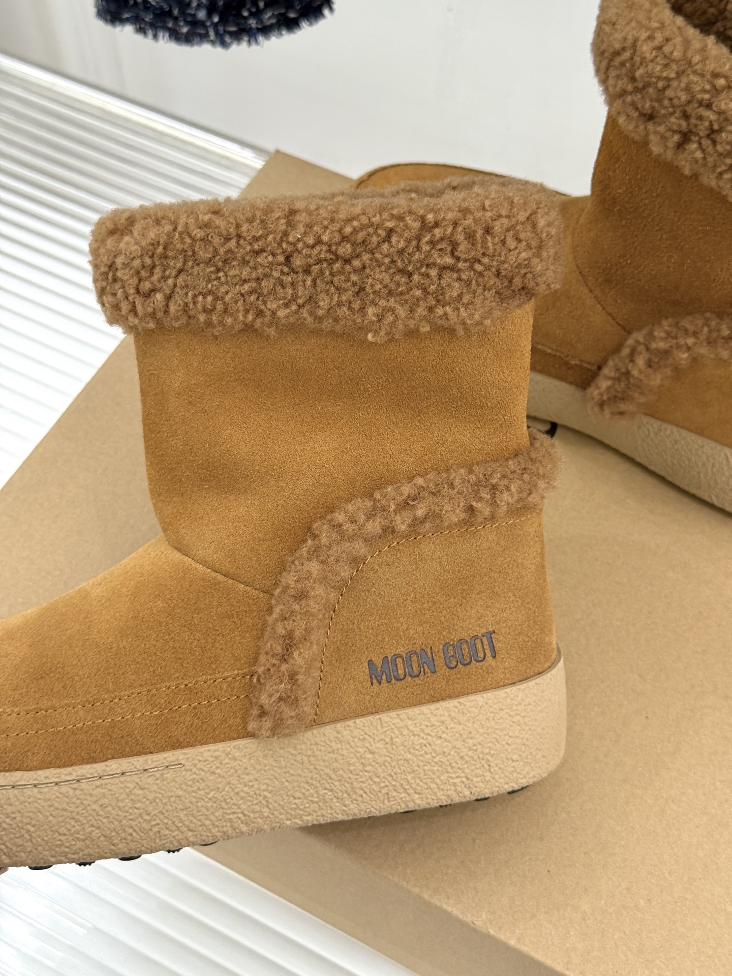 Moon Boot 26WF秋冬新品 皮毛一体厚底翻边雪地靴 皮毛一体裹住冬日暖意 厚底悄悄拔高腿型比例 翻边解锁两穿时