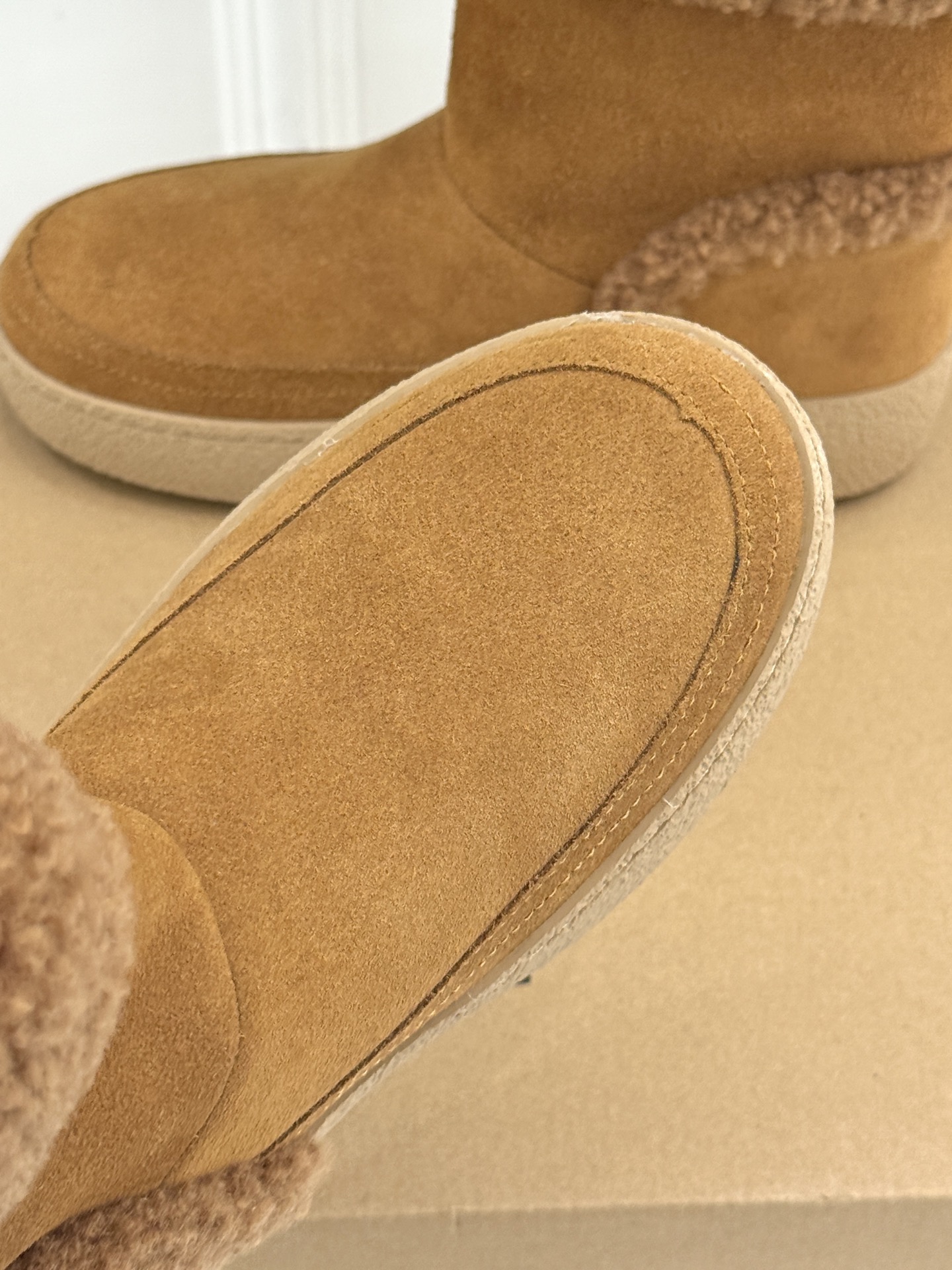 Moon Boot 26WF秋冬新品 皮毛一体厚底翻边雪地靴 皮毛一体裹住冬日暖意 厚底悄悄拔高腿型比例 翻边解锁两穿时