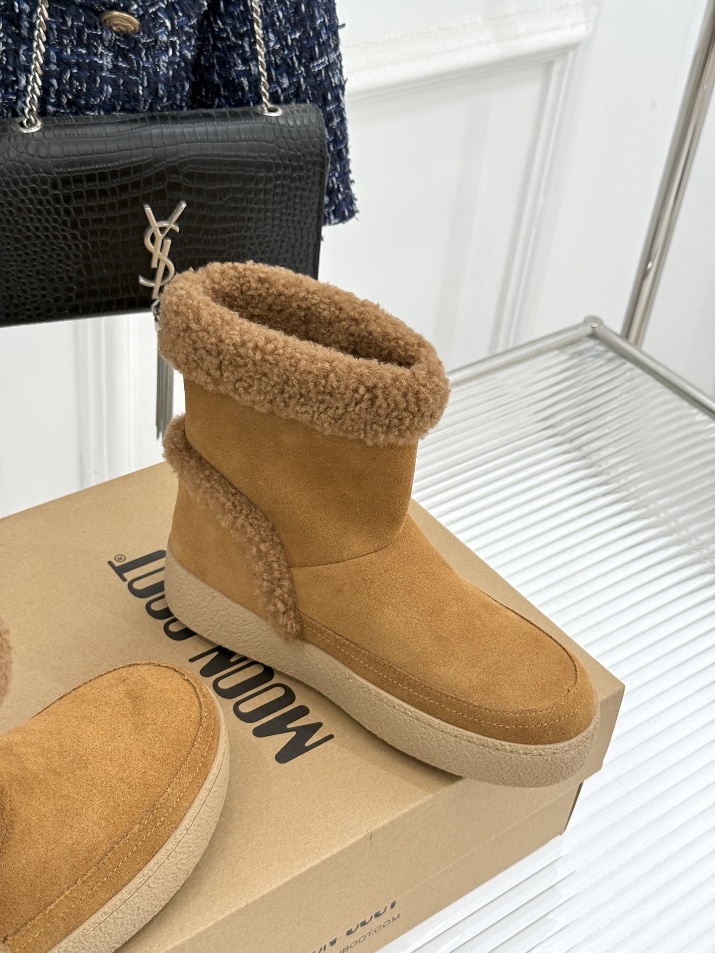 Moon Boot 26WF秋冬新品 皮毛一体厚底翻边雪地靴 皮毛一体裹住冬日暖意 厚底悄悄拔高腿型比例 翻边解锁两穿时