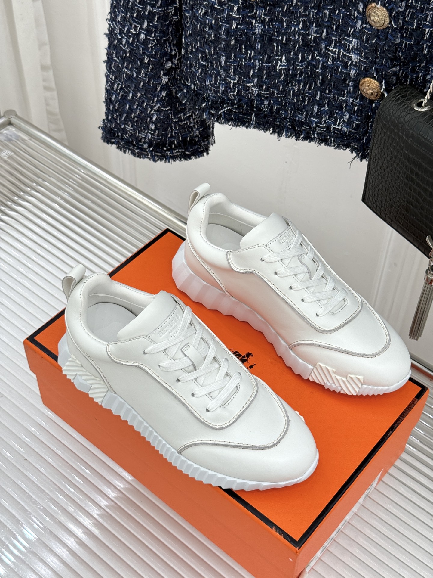 Hermès/爱马仕26WF新品 极简复古情侣款休闲运动鞋 极简线条藏着老钱调性 同型多色适配情侣搭 牛皮麂皮拼接质感高